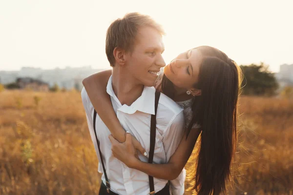 Casal Despreocupado Divertindo Juntos Desfrutando Amor Frescura Sol Natureza Eles — Fotografia de Stock