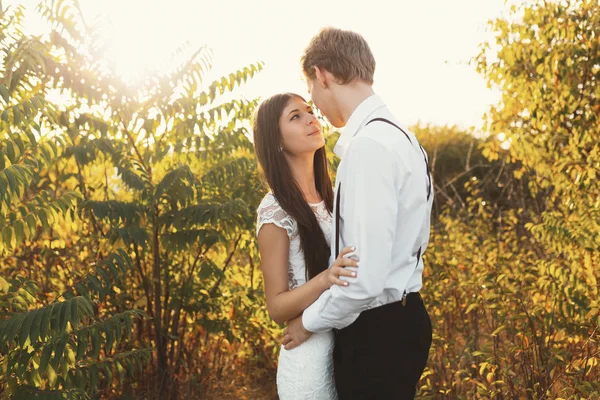 Liefdevolle Paar Gekleed Wit Zoenen Buitenshuis Aanraken Zachtjes Elkaar Met — Stockfoto