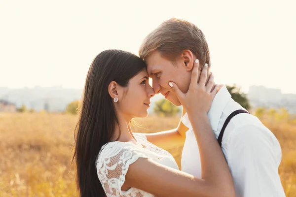 Casal Amoroso Vestido Branco Beijando Livre Tocando Gentil Uns Aos — Fotografia de Stock