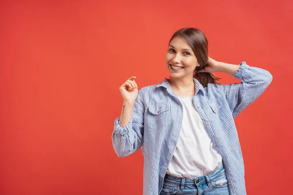 Retrato Una Joven Bastante Casual Jugando Con Cabello Aislado Sobre — Foto de Stock