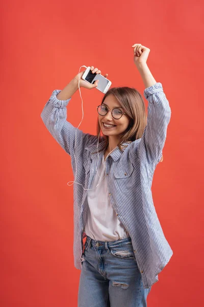 Chica Encantadora Ropa Casual Auriculares Bailando Moviendo Las Manos Sonriendo — Foto de Stock