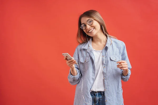 Menina Encantadora Roupas Casuais Fones Ouvido Dançando Mãos Móveis Sorrindo — Fotografia de Stock