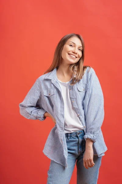 Niedliche Langhaarige Weibliche Modell Posiert Mit Einem Lächelnden Gesichtsausdruck Auf — Stockfoto