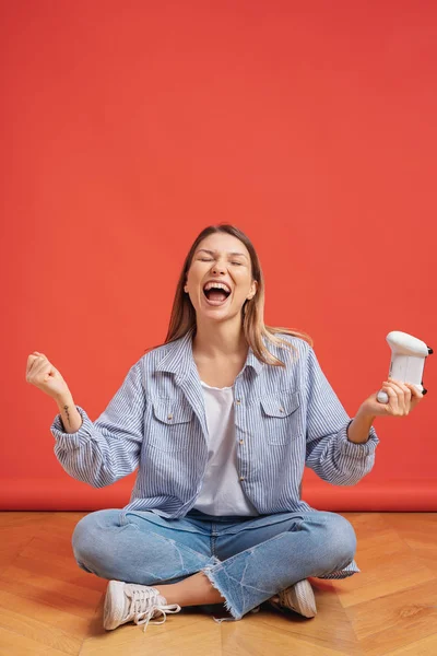 Sorrindo Menina Casual Segurando Controlador Joystick Jogo Alegremente Levantar Mãos — Fotografia de Stock