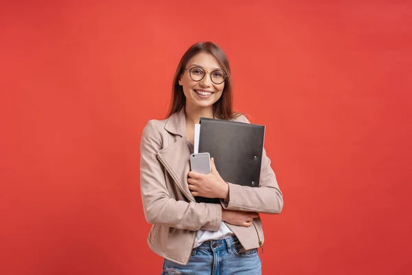 Νέοι Χαμογελώντας Σπουδαστή Οικότροφος Γυαλιά Στέκεται Ένα Φάκελο Στα Χέρια — Φωτογραφία Αρχείου