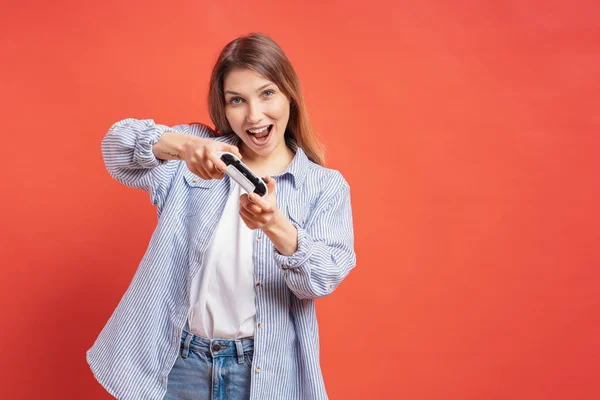 Emocionada Mujer Encantada Jugando Videojuegos Mientras Sostiene Una Consola Juegos — Foto de Stock