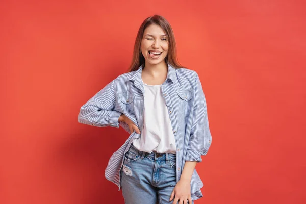 Engraçado Bonito Menina Divertindo Isolado Fundo Vermelho Piscar Mostrando Língua — Fotografia de Stock