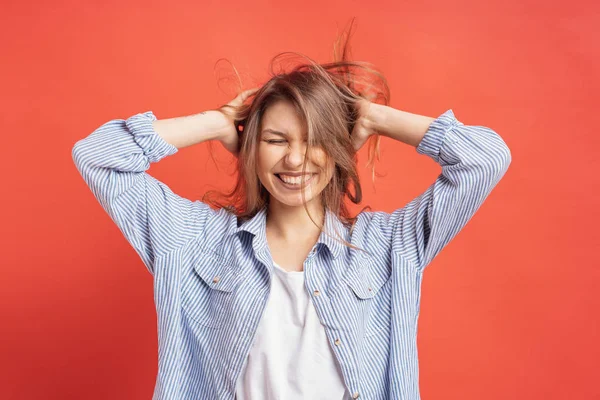 Funny Linda Chica Que Divierte Aislado Fondo Rojo Mientras Juega — Foto de Stock