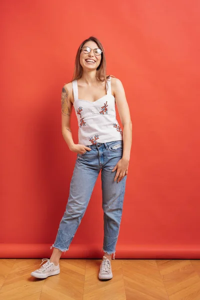 Lindo Modelo Femenino Pelo Largo Posando Con Una Expresión Sonriente —  Fotos de Stock