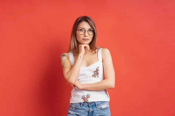 Söt Kaukasiska Kvinna Med Glasögon Tänkande Och Fantasi Isolerad Röd — Stockfoto
