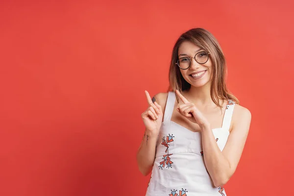 Mujer Joven Sonriente Positiva Con Gafas Puntos Lado Con Expresión — Foto de Stock