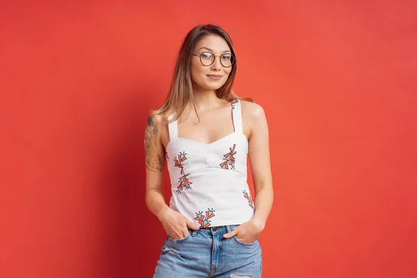 Söta Långhåriga Kvinnlig Modell Poserar Med Ett Leende Ansiktsuttryck Röd — Stockfoto
