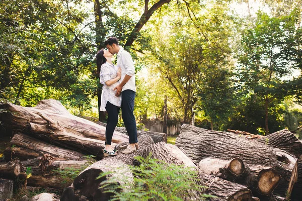 Vackra Gravida Par Avkopplande Utanför Skogen Medan Stående Och Kyssas — Stockfoto