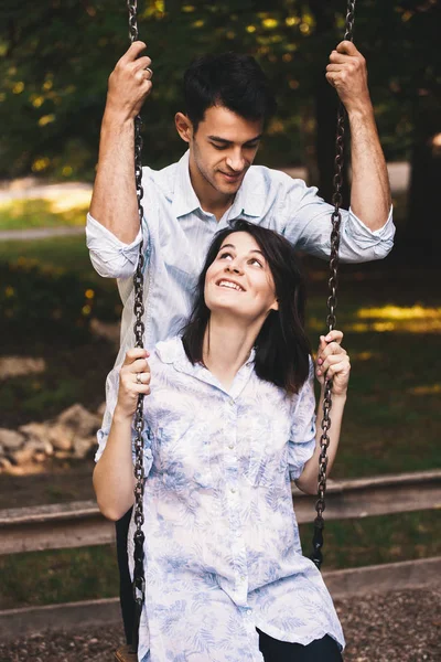 Sonriendo Pareja Amor Columpio Aire Libre Mirando Uno Otro Tiernamente — Foto de Stock