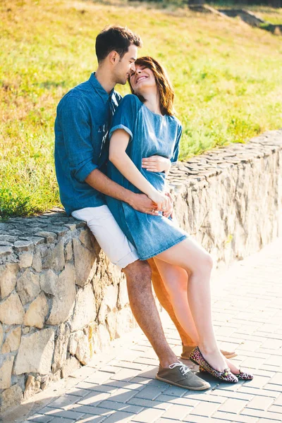 Kaukasische Jongeman Knuffelen Zwangere Vrouw Mooie Landschap Familie Concept Glimlachend — Stockfoto