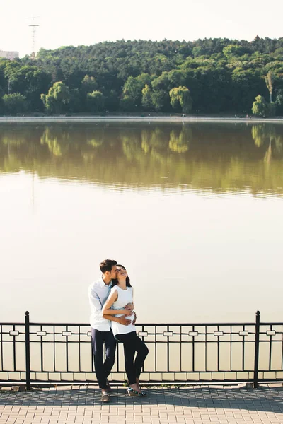 Giovane Uomo Caucasico Abbracciare Moglie Incinta Beautiful Landscape Concetto Famiglia — Foto Stock