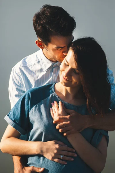 Jonge Kaukasische Man Knuffelen Zwangere Vrouw Blauwe Achtergrond Familie Concept — Stockfoto