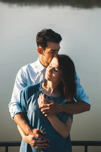 Joven Hombre Caucásico Abrazando Esposa Embarazada Hermoso Paisaje Hombre Mujer —  Fotos de Stock