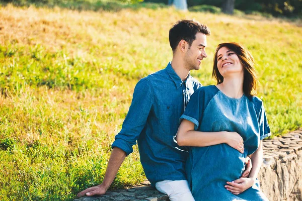 Junge Kaukasische Mann Umarmt Schwangere Frau Auf Schöne Landschaft Familienkonzept — Stockfoto