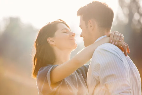 恋を見て一緒の瞬間を楽しんでいるカップル入札お互いに太陽の下でキスをする準備ができて — ストック写真
