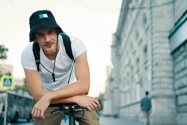 Een Glimlachende Man Met Een Fiets Een Oude Europese Stad — Stockfoto