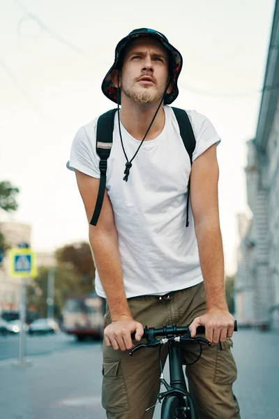 Homme Vélo Regardant Curieuses Vieilles Rues Ville Européenne Mode Vie — Photo