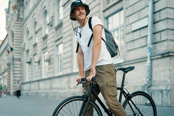 Homem Andar Bicicleta Numa Velha Cidade Europeia Livre Estilo Vida — Fotografia de Stock