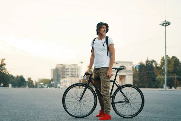 Стильный Человек Велосипеде Собирается Работать Улице Портрет Молодого Мужчины Повседневной — стоковое фото