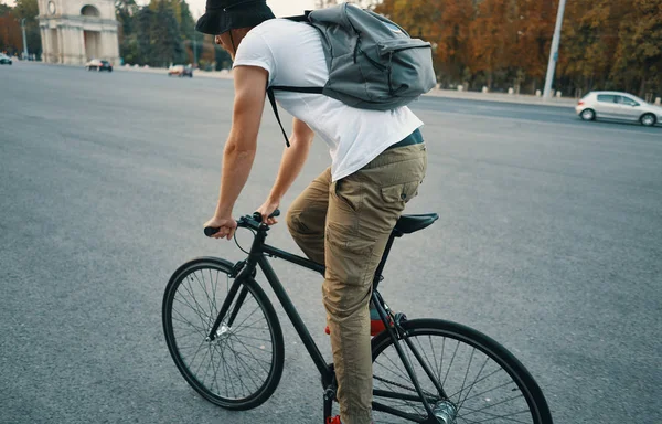 Вид Сбоку Молодого Современного Человека Студента Рюкзаком Катание Классическом Велосипеде — стоковое фото