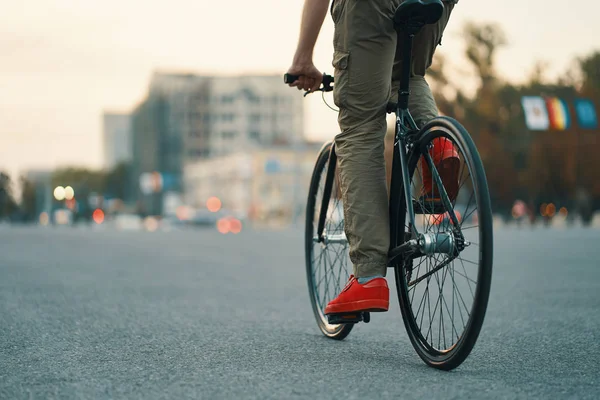 Zbliżenie Nogi Człowiek Dorywczo Jazda Klasyczny Rower Miasto Szare Drogi — Zdjęcie stockowe