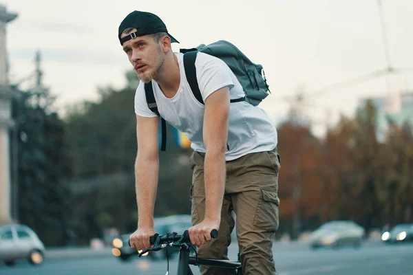 Portrait Jeune Homme Vélo Sur Route Ville Rue Avec Ville — Photo