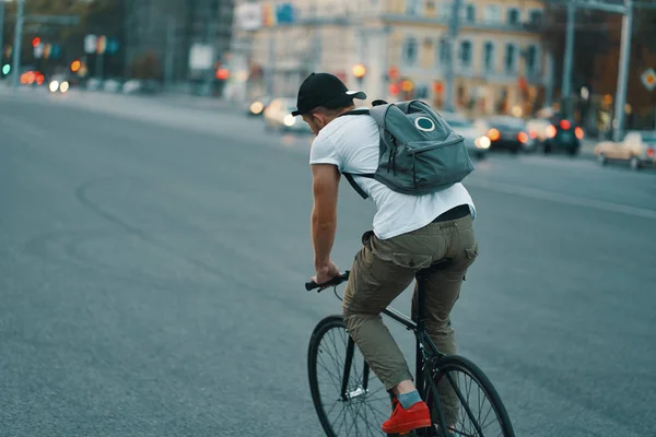 Vue Côté Jeune Homme Moderne Étudiant Avec Sac Dos Vélo — Photo