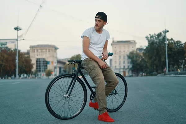 Portrait Plein Air Jeune Homme Moderne Dans Rue Assis Vélo — Photo