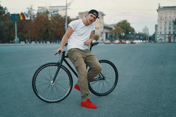 Retrato Aire Libre Joven Moderno Calle Sentado Bicicleta Joven Atlético — Foto de Stock