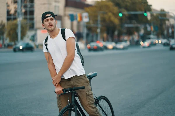 Portrait Jeune Homme Vélo Sur Route Ville Rue Avec Ville — Photo