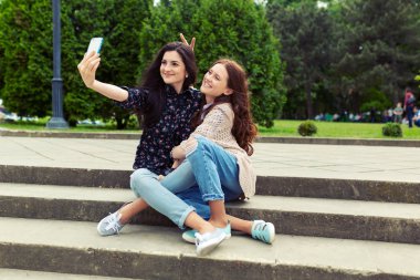Eğlenceli birlikte, sevinç, mutluluk, aşk, arkadaşlık, kız sokakta, komik selfie yapma şirin güzel kız orgazm.