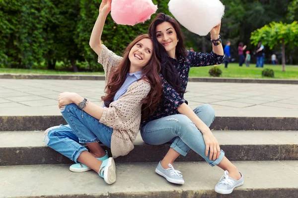 Mladý Veselý Dívky Baví Cukrovou Vatu Venku Městské Pozadí Dvě — Stock fotografie