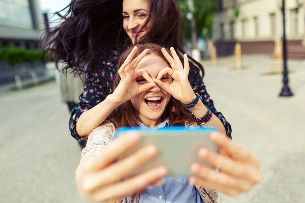 Meninas Bonitas Fazendo Selfie Engraçado Rua Divertindo Juntos Cabelo Voador — Fotografia de Stock