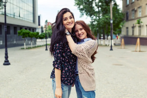 Portrait Carefree Smiling Sisters Hugging Having Fun Together Outdoor Photo — Stock Photo, Image