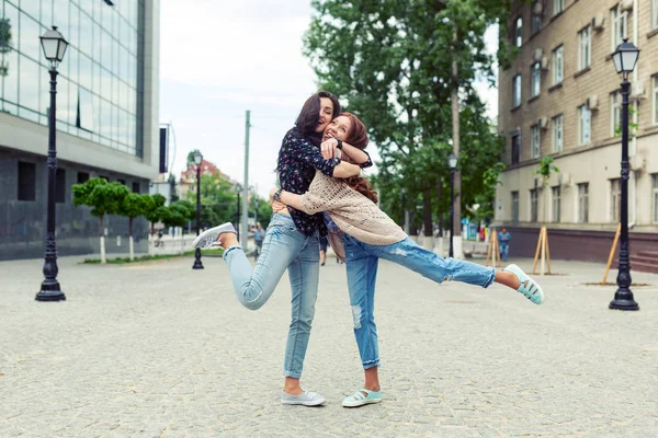 无忧无虑的微笑姐妹拥抱和有乐趣在一起的肖像 可爱的高加索年轻女士一起度周末的户外照片 — 图库照片