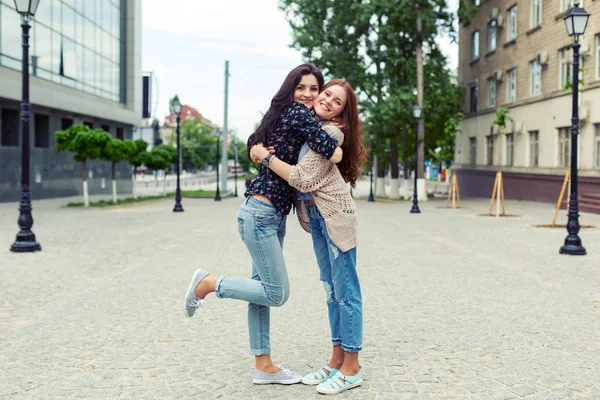 Retrato Hermanas Sonrientes Despreocupadas Abrazándose Divirtiéndose Juntas Foto Aire Libre — Foto de Stock