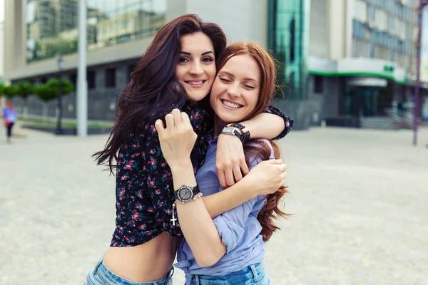 Retrato Hermanas Sonrientes Despreocupadas Abrazándose Divirtiéndose Juntas Foto Aire Libre — Foto de Stock