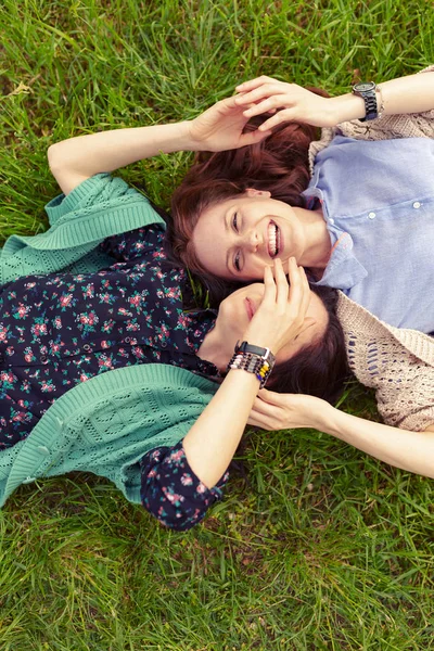 Vista Superior Amigos Sonrientes Tumbados Hierba Divirtiéndose Cerrando Los Ojos — Foto de Stock