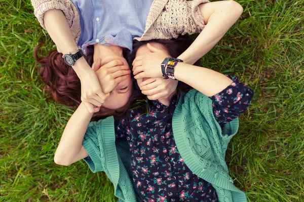 Vue Dessus Des Amis Souriants Couchés Sur Herbe Amusant Les — Photo