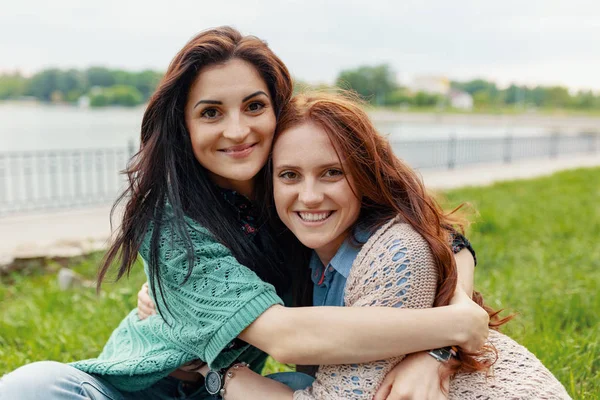 Close Lifestyle Portrait Two Pretty Girlfriends Smiling Hugs Having Fun — Stock Photo, Image