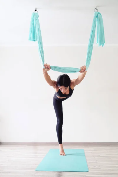 Lunghezza Completa Della Giovane Donna Forma Che Esercizi Yoga Antigravità — Foto Stock