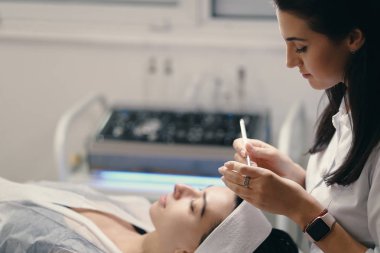 Nazik altında rahatlatıcı genç bir kadının yüzüne yakın çekim 