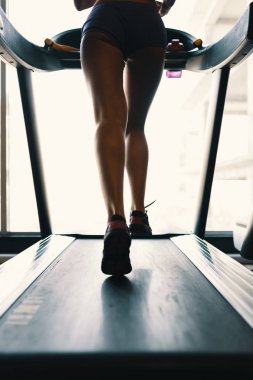 Sabah ın erken saatlerinde spor, spor salonu koşu bandında koşan kadın bacakları sabahın erken saatlerinde