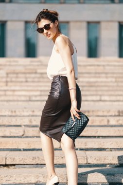 Deri kalem etek moda esmer iş kadını