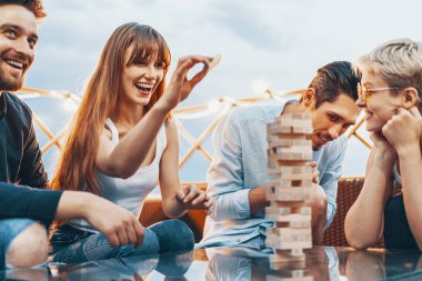 Jenga oynayan gençlerin şirket